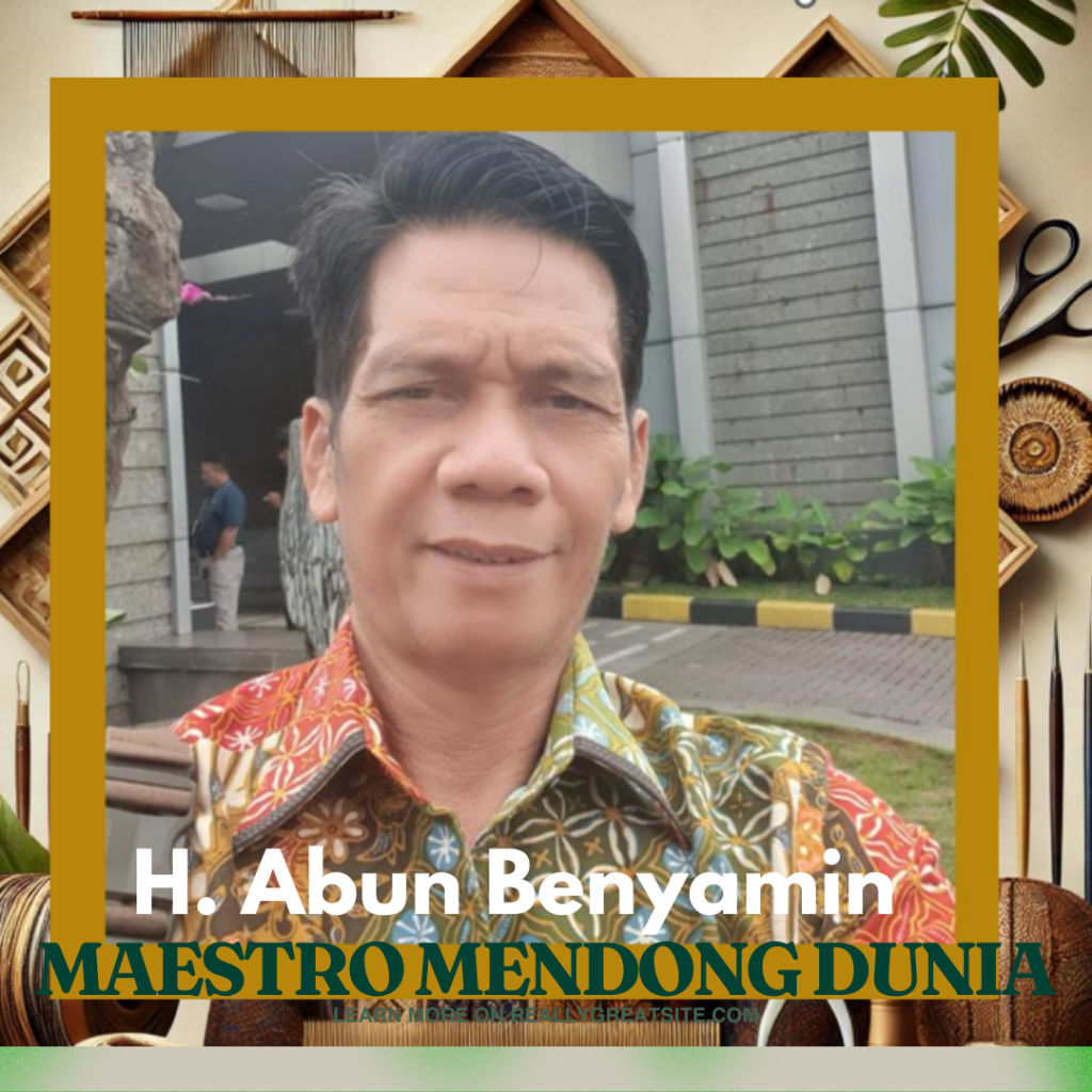 Profil H. Abun Benyamin, Maestro Mendong Dunia, dengan latar belakang anyaman mendong dan desain elegan, menggambarkan dedikasi terhadap kerajinan lokal Tasikmalaya