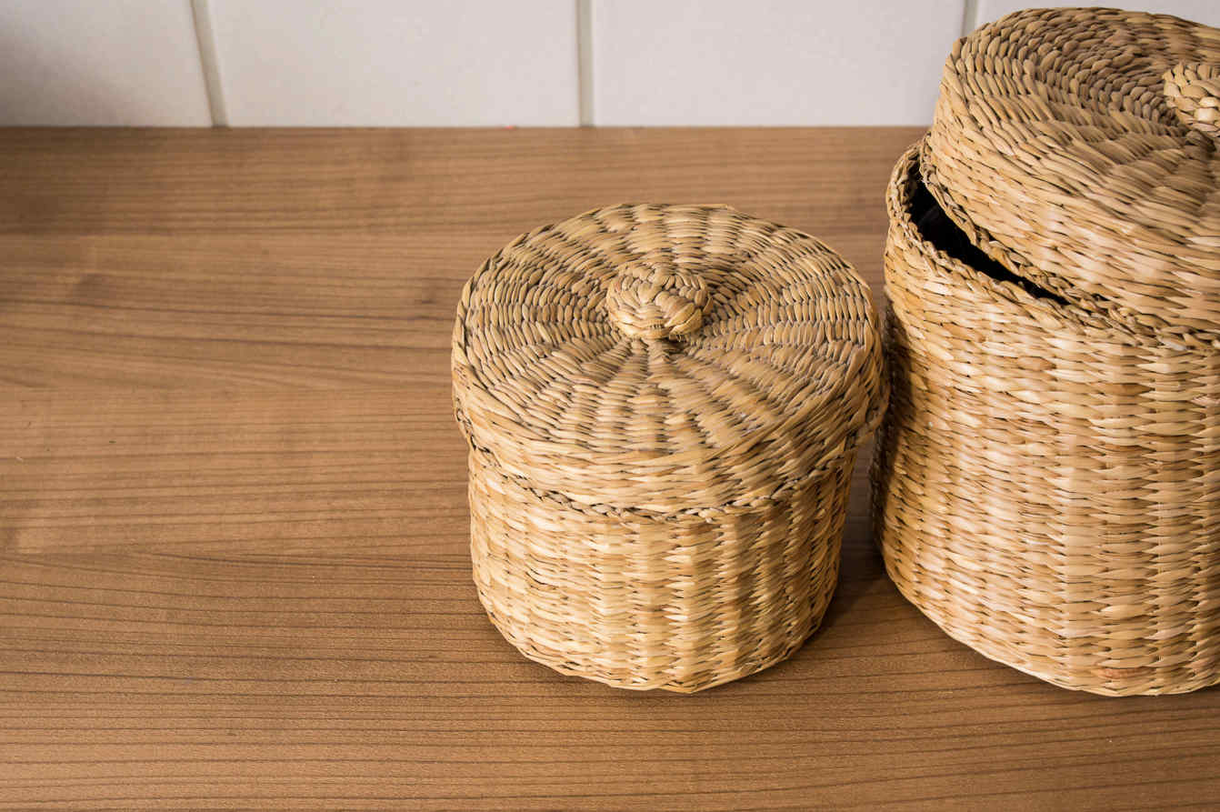 Keranjang rotan anyaman tangan dengan desain minimalis, produk kerajinan Andong Jaya Perkasa.